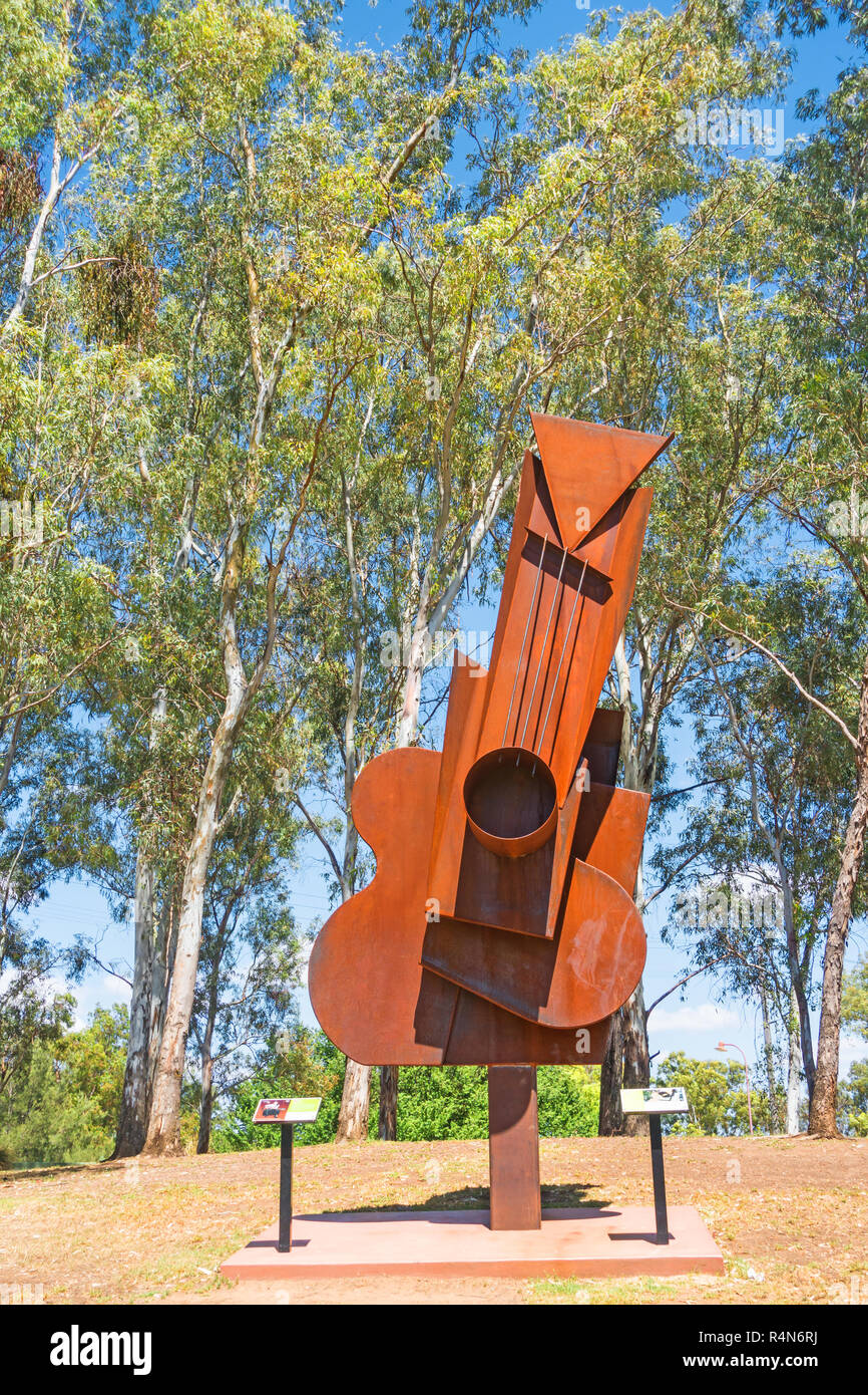 Ein Corten Stahl Picasso Gitarre Skulptur von Peter Hooper 2016 in Tamworth Bicentennial Park NSW Australien. Stockfoto