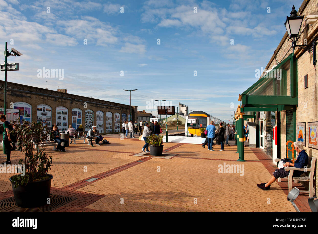 Lowestoft Bahnhof, Suffolk, Großbritannien. Ipswich Zug in die Plattform der Klasse 170 dmu gebildet Stockfoto