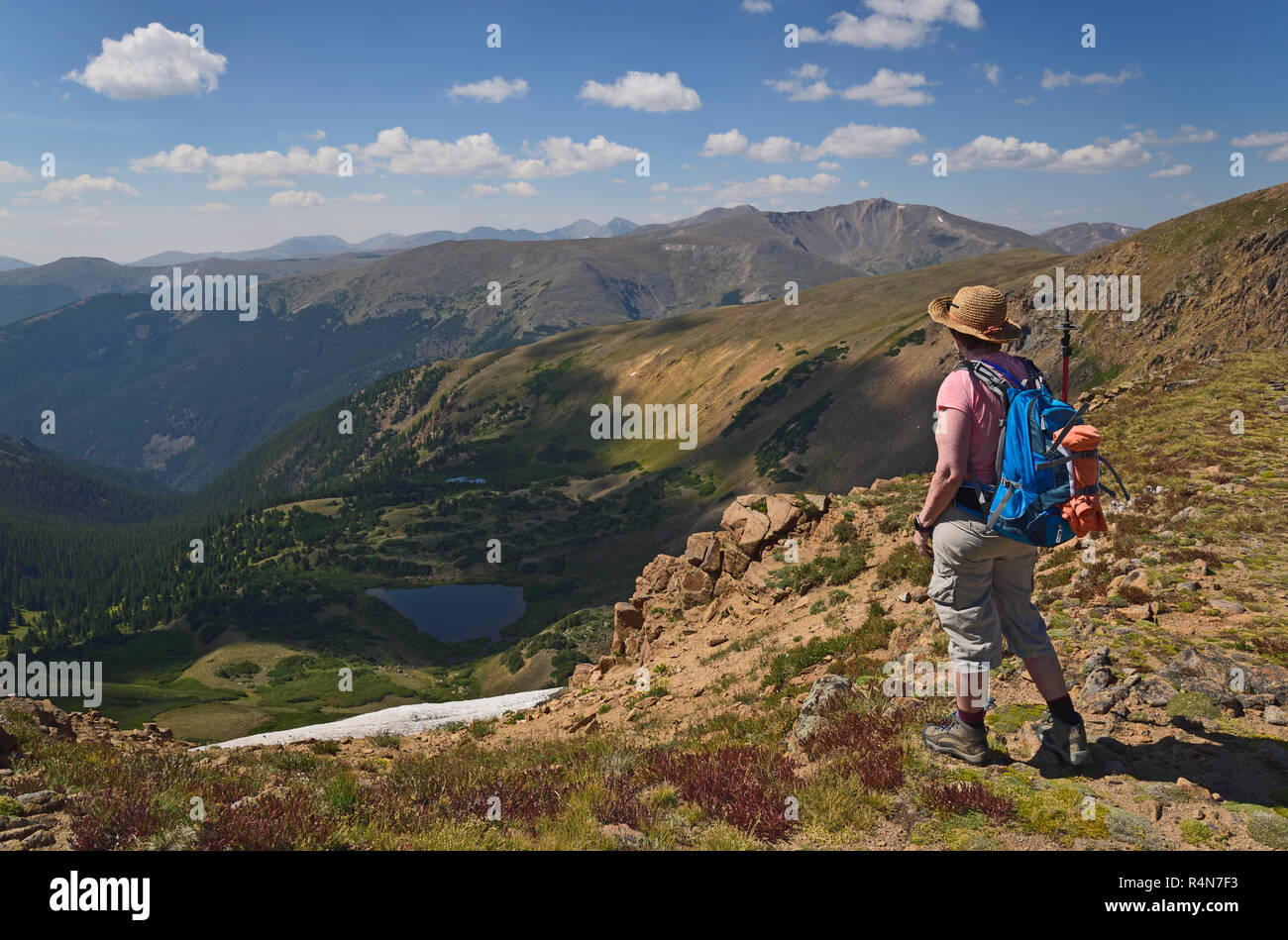 Frau auf der Suche nach Ansicht beim Wandern auf dem Berg Flora, Colorado Stockfoto