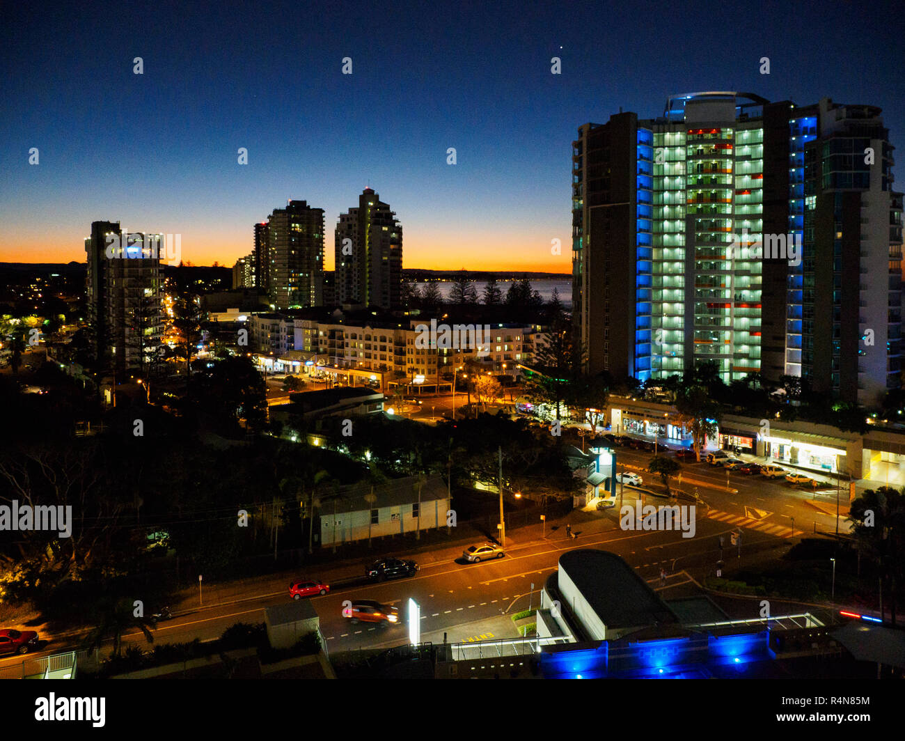 Die Gebäude während der Nacht in Coolangata, Australien Stockfoto