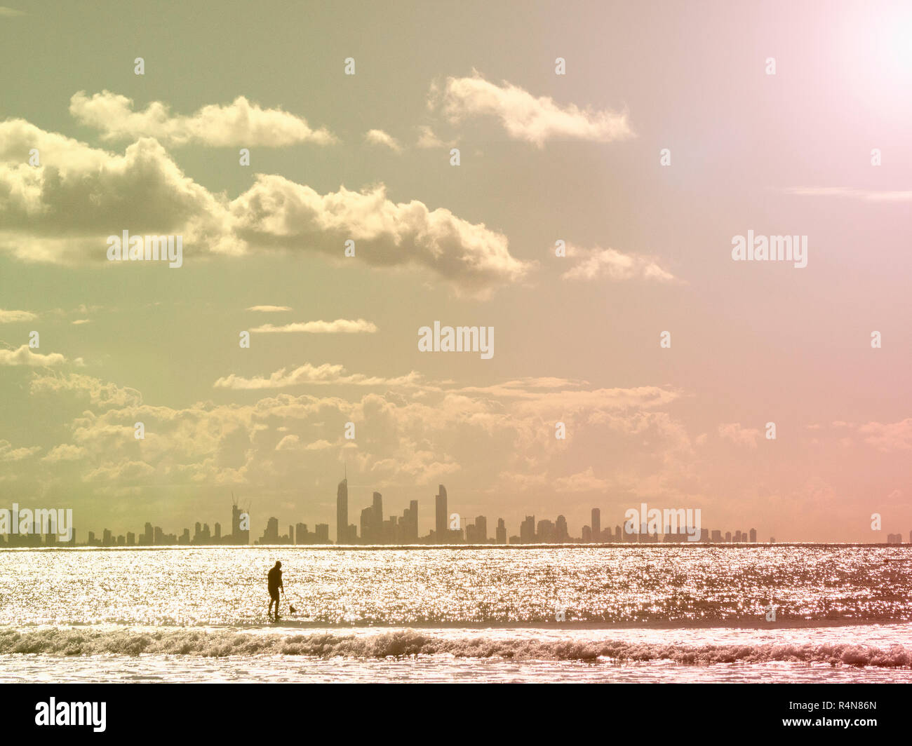 Silhouette des Menschen paddleboarding am Meer bei Sonnenuntergang Stockfoto