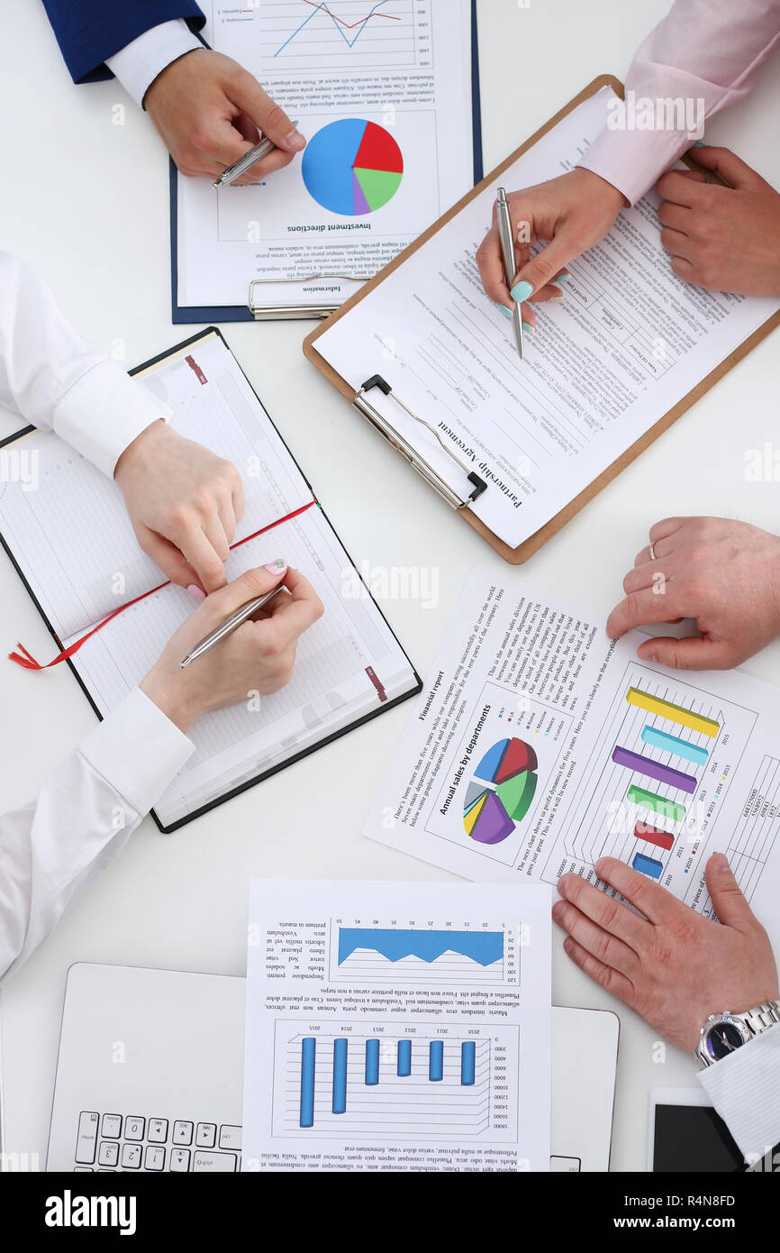 Halten Sie die Gruppe von Menschen Silber pen bereit zu machen Stockfoto