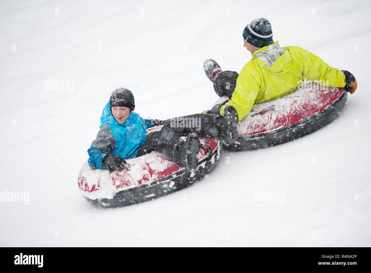 Meer Himmel Gondel head Guide Stefan Perron und seinen Sohn Felix eine Fahrt mit der Tube Park nehmen. Squamish British Columbia, Kanada. Stockfoto