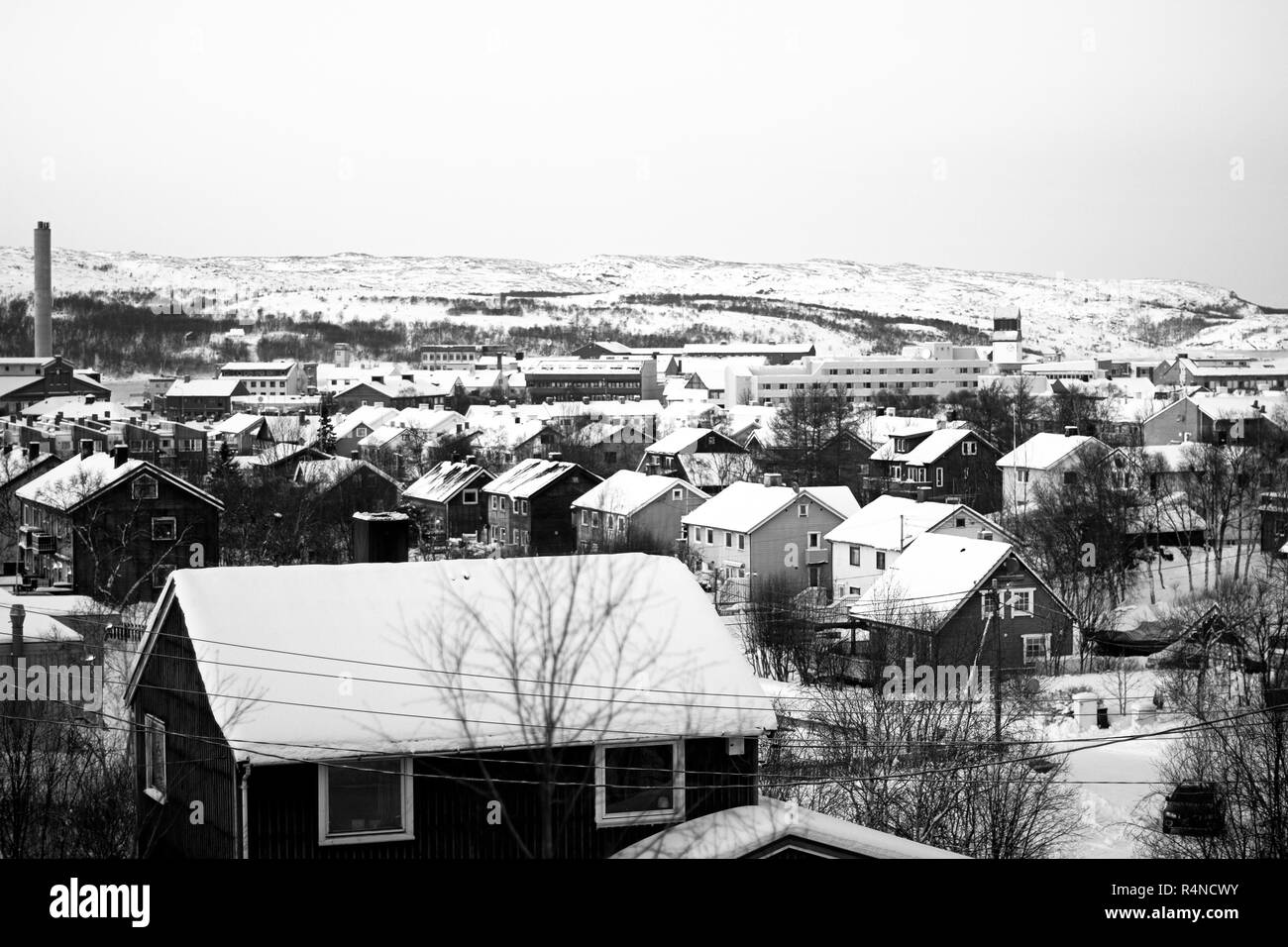 Winterschnee Häuser Kirkenes schwarz weiß Stockfoto