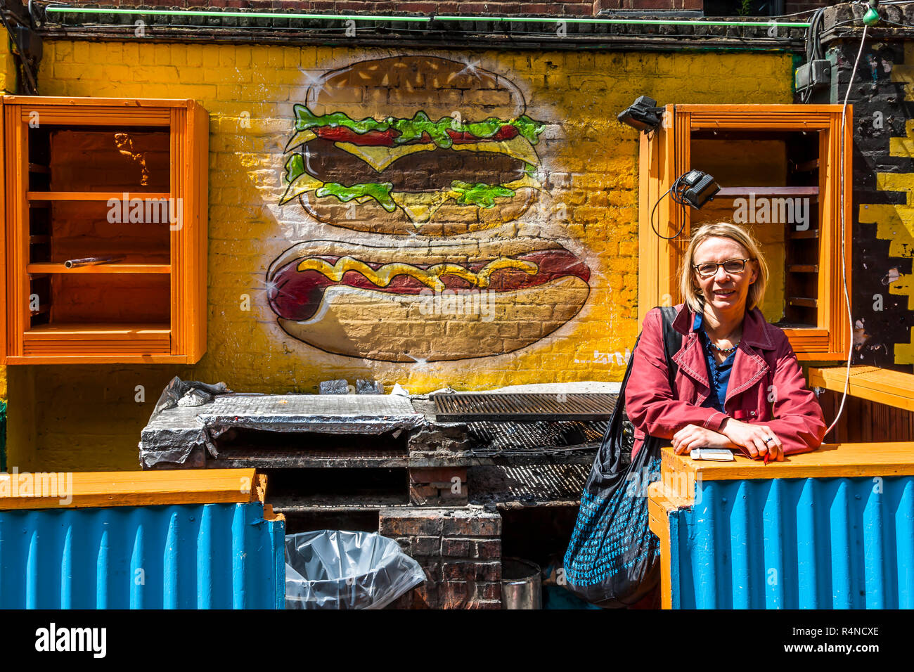 Burger und Hot Dog. Street Art in London Stockfoto