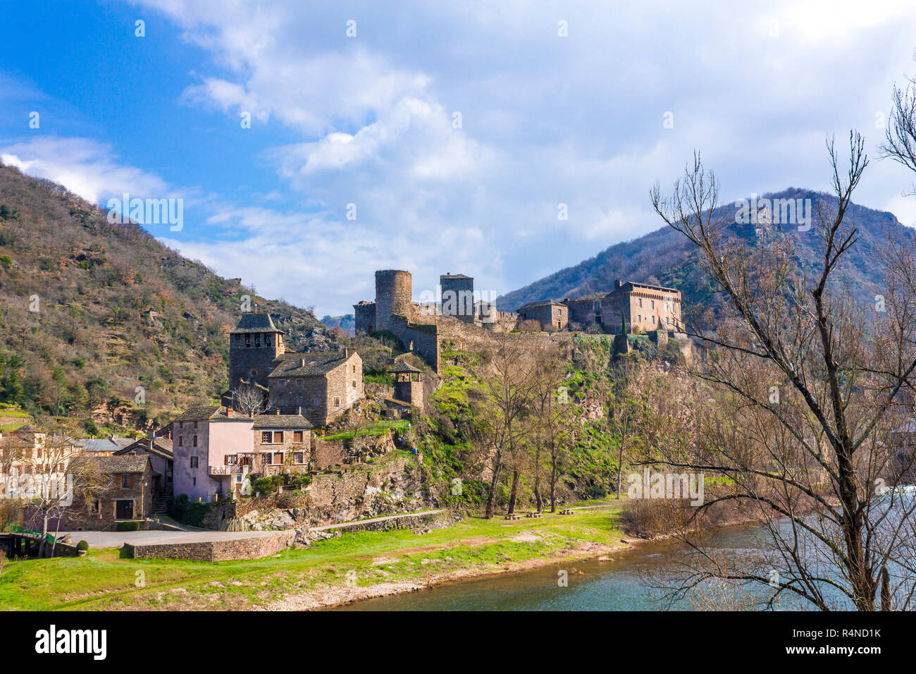 Brousse-le-Château ist eine französische Gemeinde im Département Aveyron in Südfrankreich. Stockfoto