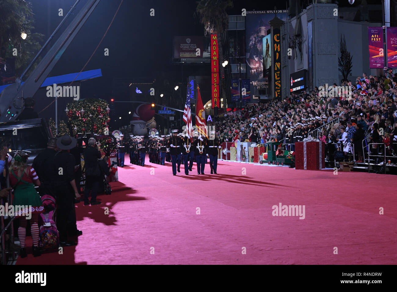 Marines führen bei der 87. jährlichen Hollywood Christmas Parade in Hollywood Kalifornien am 25. November 2018. Stockfoto