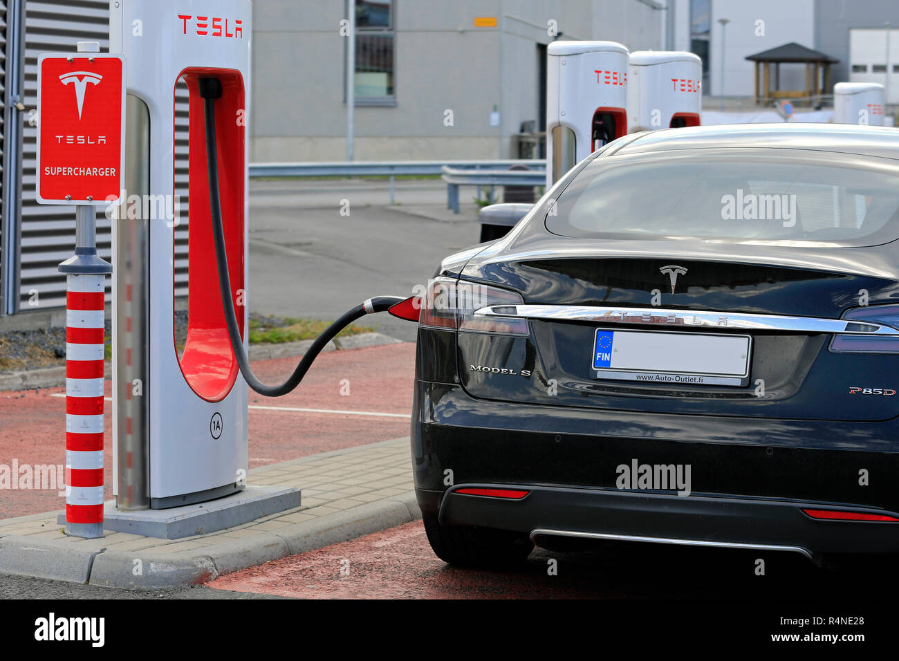 Toijala, Finnland - 17. Juni 2018: Schwarz Tesla Model S voll elektrischen Auto gesteckt Batterie bei Tesla Kompressor Station in Finnland zu berechnen. Stockfoto
