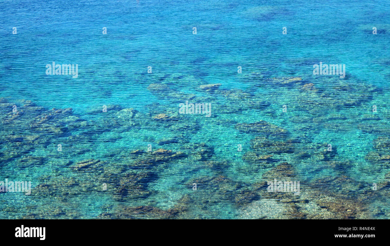 Kristallklares blaues Meer Oberfläche mit Stein unten, Meer, Wasser Textur Stockfoto