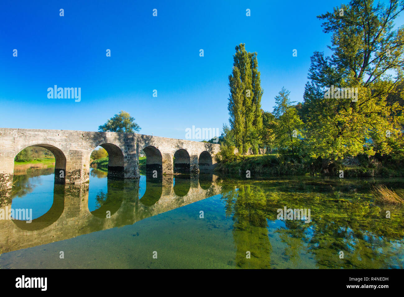 Kroatischen Flüsse, alte steinerne Brücke über den Fluss Dobra in Novigrad, Karlovac county, schöne Landschaft Landschaft Stockfoto