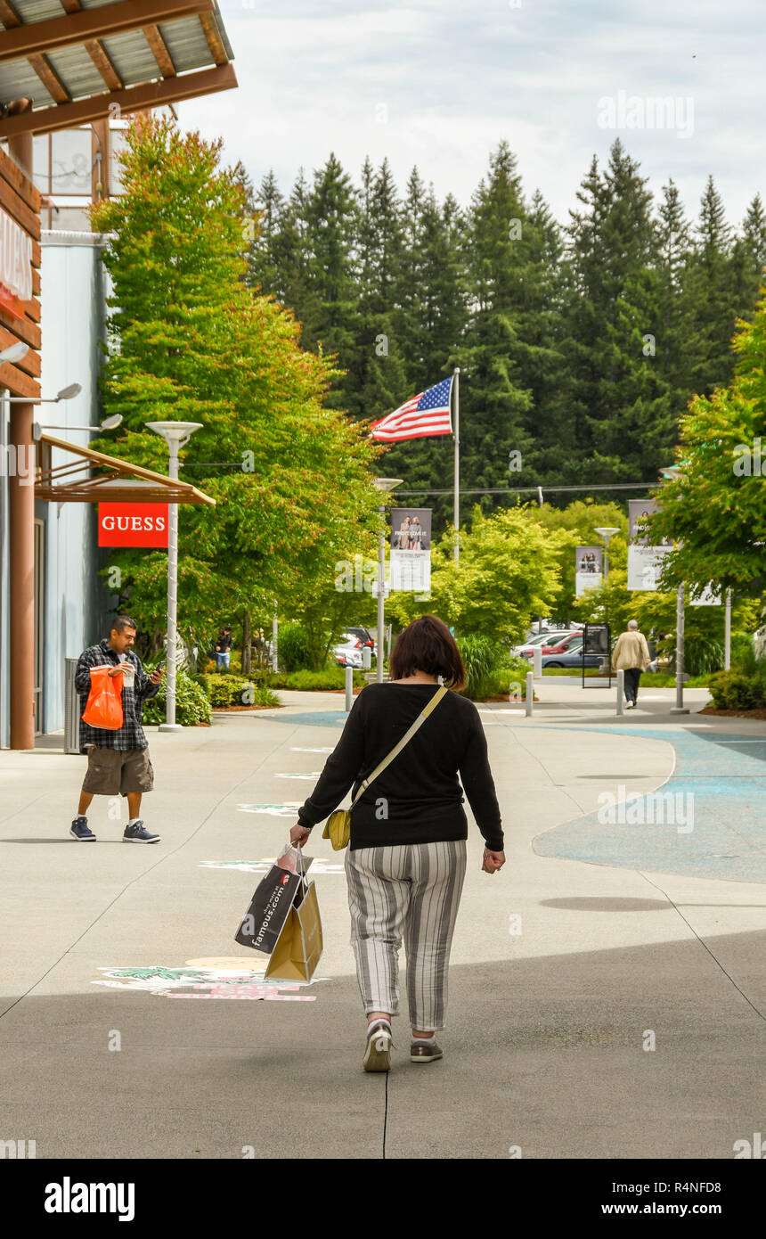 SEATTLE, Washington State, USA - JUNI 2018: Person, Papier tragetaschen nach dem Shopping in eine Steckdose am Stadtrand von Seattle. Stockfoto