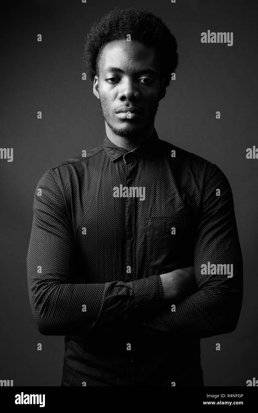 Schwarz-weiß-Porträt von Stattlichen afrikanischer Mann Stockfoto