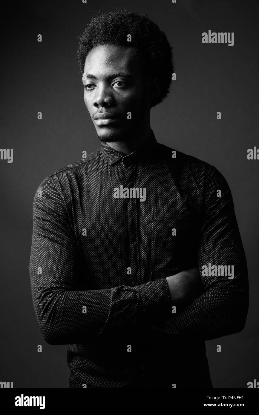 Schwarz-weiß-Porträt von Stattlichen afrikanischer Mann Stockfoto