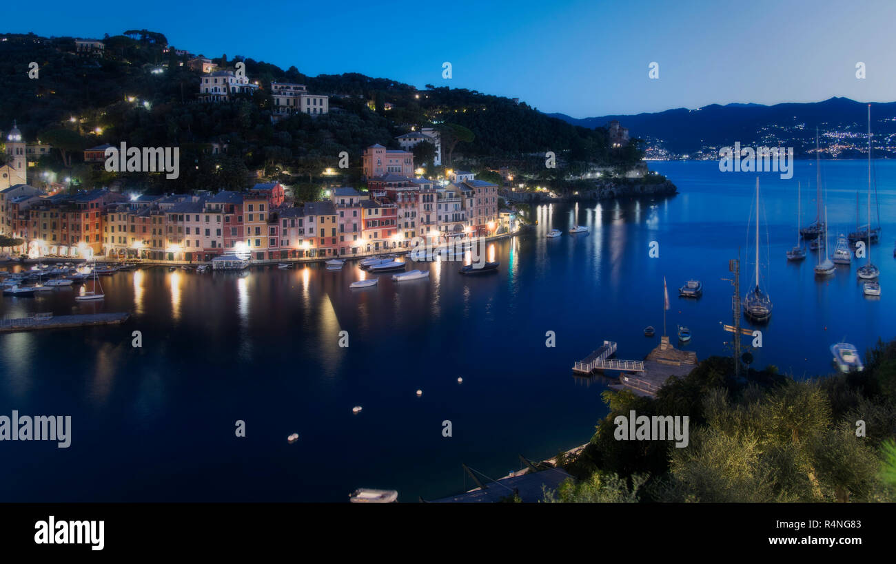 Abendliche Panorama von Portofino Resort Stadt in Italien, gesehen vom Hügel. Yachten vor Anker im ruhigen Wasser der Bucht Hafen Stockfoto