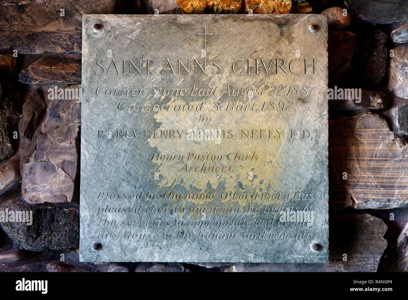 Gravierter Stein Gedenktafel zur Erinnerung an das Datum, an dem der Grundstein der Saint Anns episkopale Kirche in Kennebunkport, Maine, USA gelegt wurde. Stockfoto