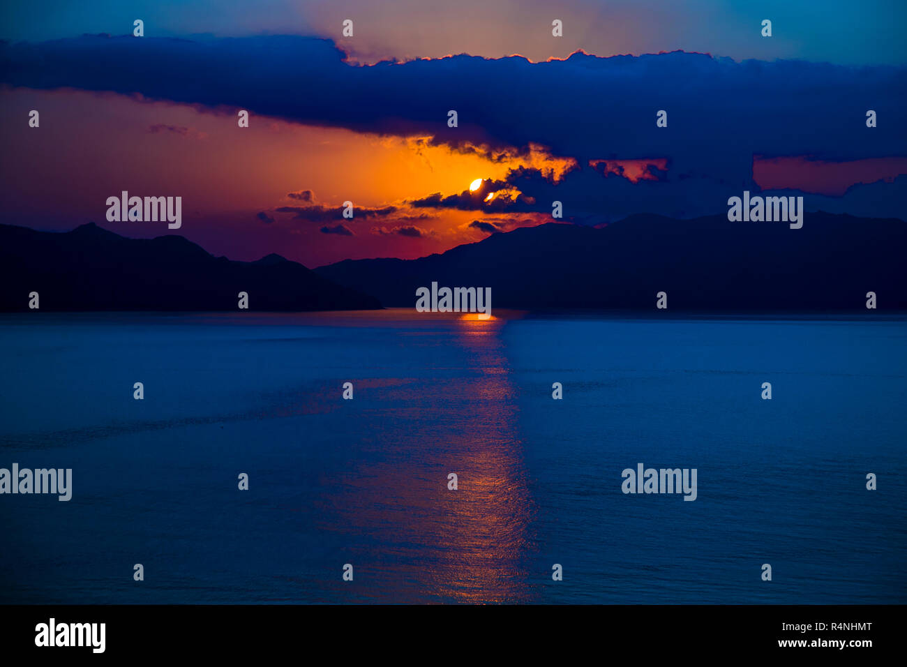 Sonnenuntergang vom selben Standpunkt auf der Insel Komodo, Indonesien (Sequenz von Bildern) Stockfoto