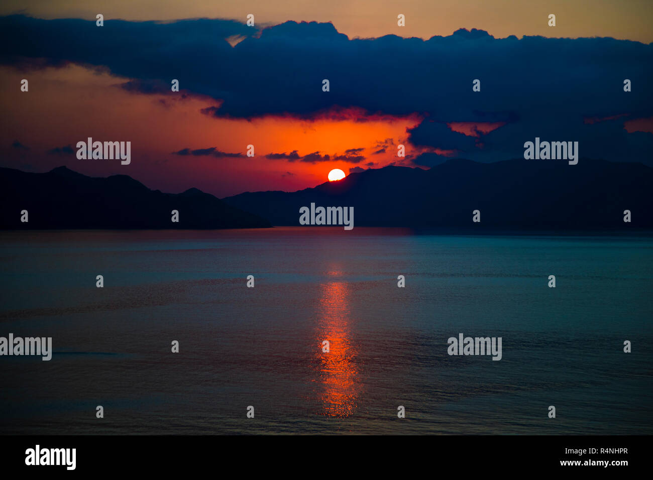 Sonnenuntergang vom selben Standpunkt auf der Insel Komodo, Indonesien (Sequenz von Bildern) Stockfoto