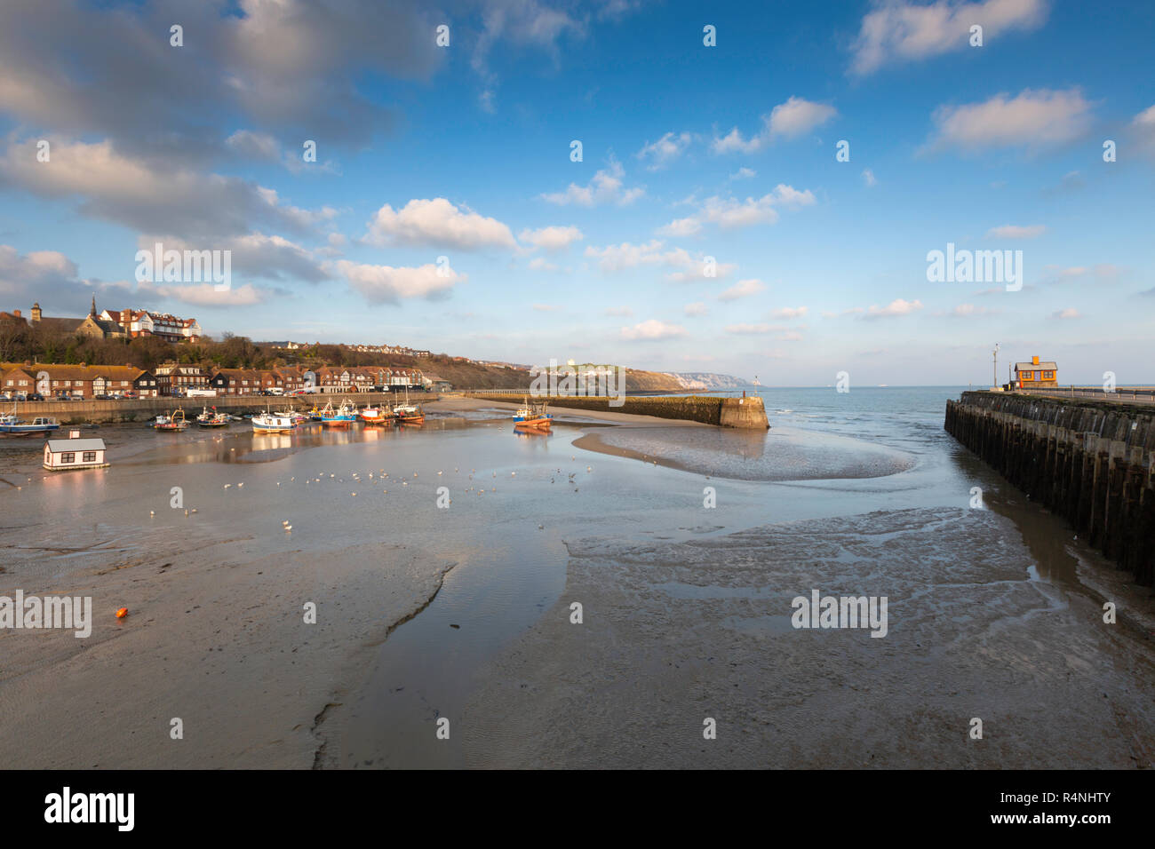 Hafen von Folkestone mit der Ebbe im November. Kent, UK. Stockfoto