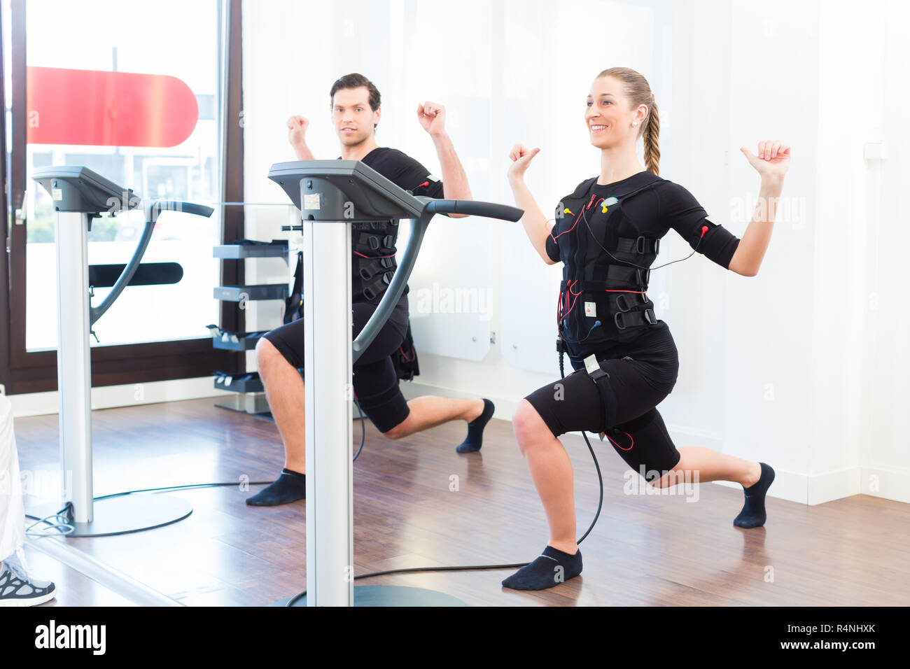 Mann und Frau in EMS-Training Stockfoto