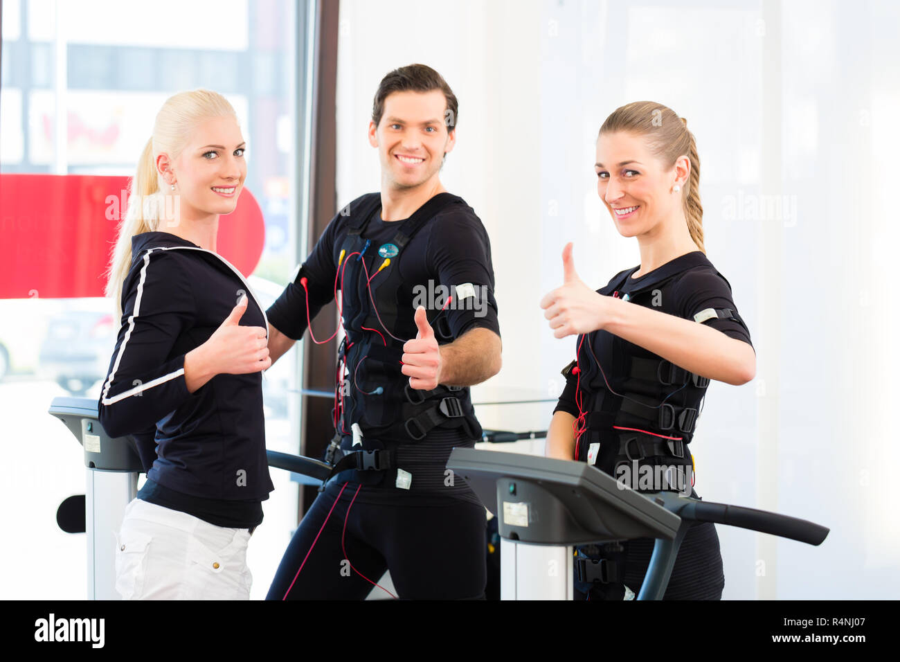 Trainer geben, EMS-Training mit Spaß und Erfolg Stockfoto