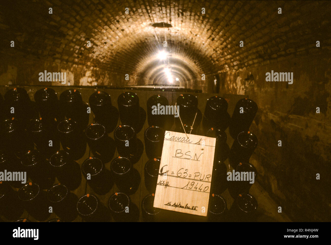 CHAMPAGNE Frankreich Produktion von Louis Roederer Champagne in Reims, die Flaschen steht auf Seite nach unten haben die Hefe in den Flaschenhals vereinbaren, die Flasche jeden Tag für Niederschlag twisted zusammenführen Stockfoto