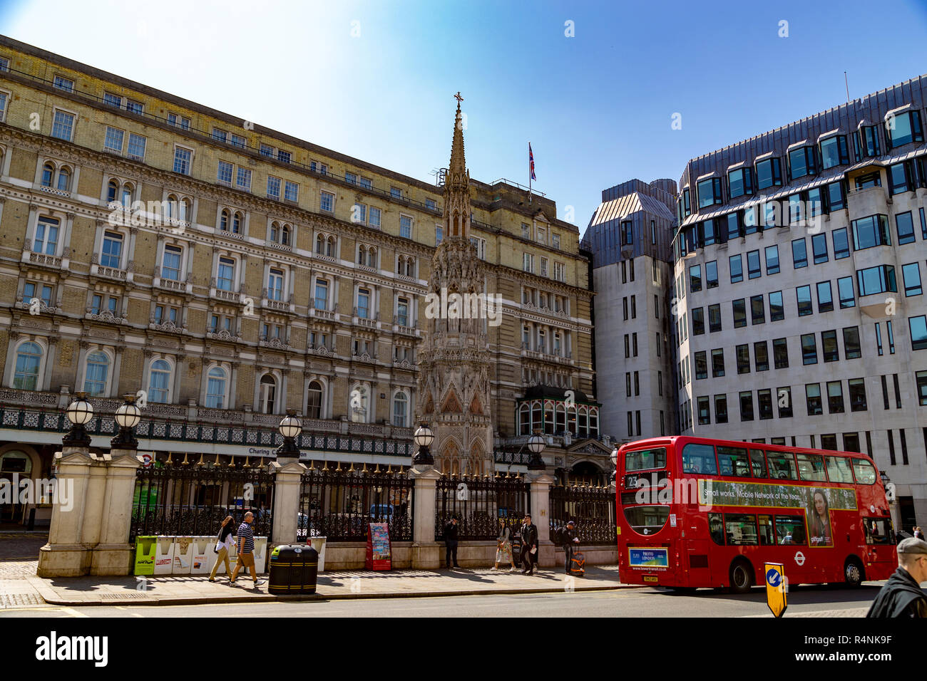 Austausch der Eleanor Kreuz Denkmal am Bahnhof Charing Cross, London, England Stockfoto