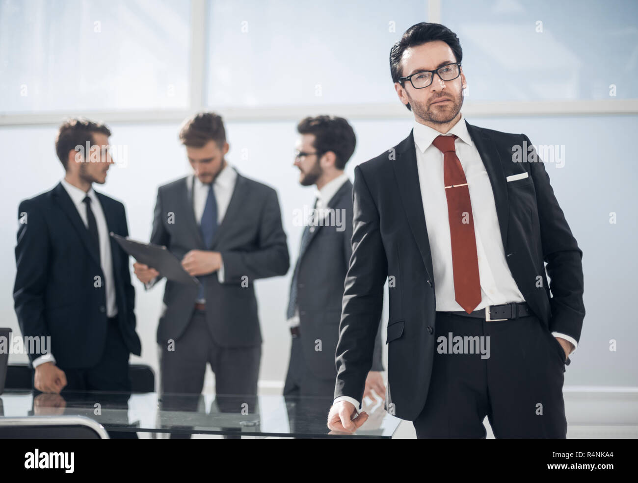 Erfolgreicher Geschäftsmann, der im Büro Stockfoto