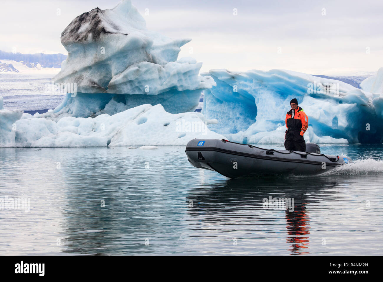 JokulsarlonÂ Gletscherlagune im Südosten von Island ist eines der bekanntesten Reiseziele des Landes. Die Lagune befindet sich an der Spitze des BreidamerkurjokullÂ Gletscher und weiter an Größe zunehmen, da der Gletscher schmilzt. Der See, die Tiefsten in Island, hat vier Mal an Größe zugenommen seit den 1970er Jahren. Berühmt für ihre Arktis - gottlose, Landschaft, die Lagune hat in einer Reihe von Filmen, darunter zwei James Bond moviesÂ (eine Ansicht zu einem Töten und einander Tag) und Batman Begins. Sterben erschienen Stockfoto