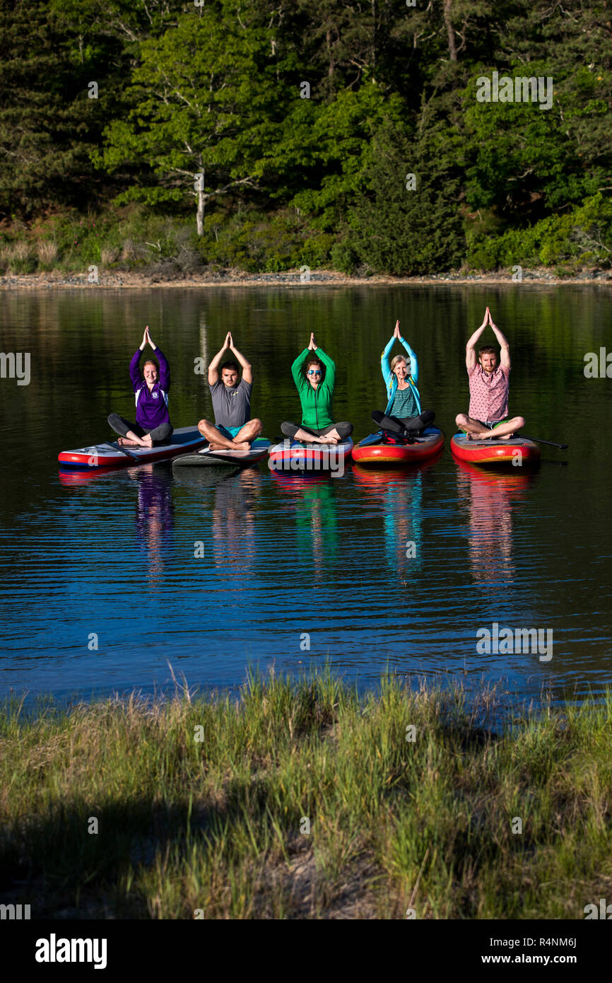 Foto mit einer Gruppe von fünf Personen Yoga onâ paddleboards Stockfoto