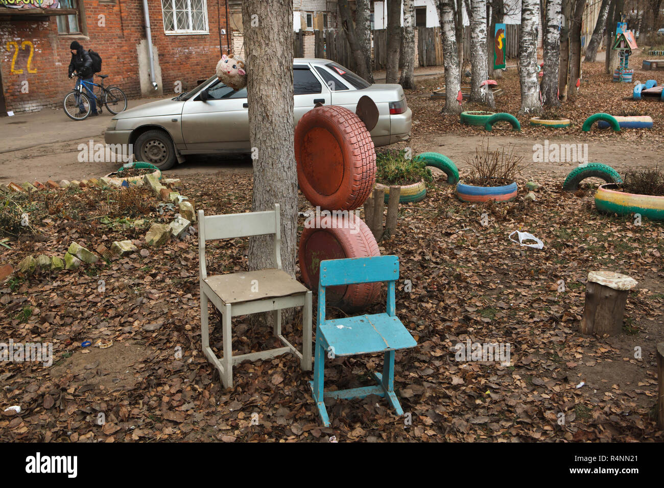 Blumenbeete aus Altreifen auf dem Spielplatz des Kindes in Ivanovo, Russland. Achtung: Dieses Bild ist ein Teil von einem fotoessay von 18 Fotos mit den gleichen Spielplatz. Stockfoto