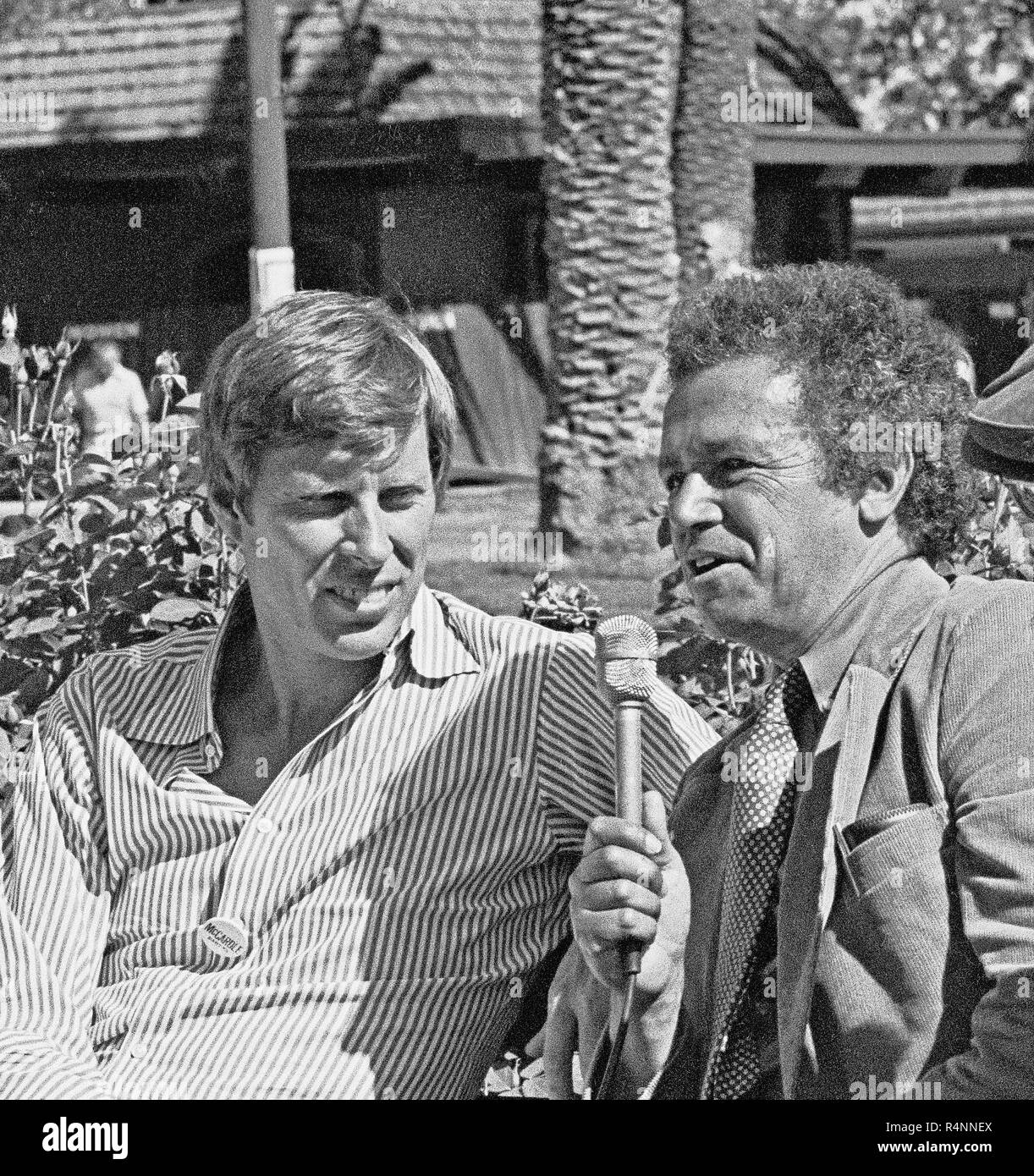 TV-Reporter Mel Wax interviewt US-Senator John Tunney, Kalifornien, 1976press Stockfoto