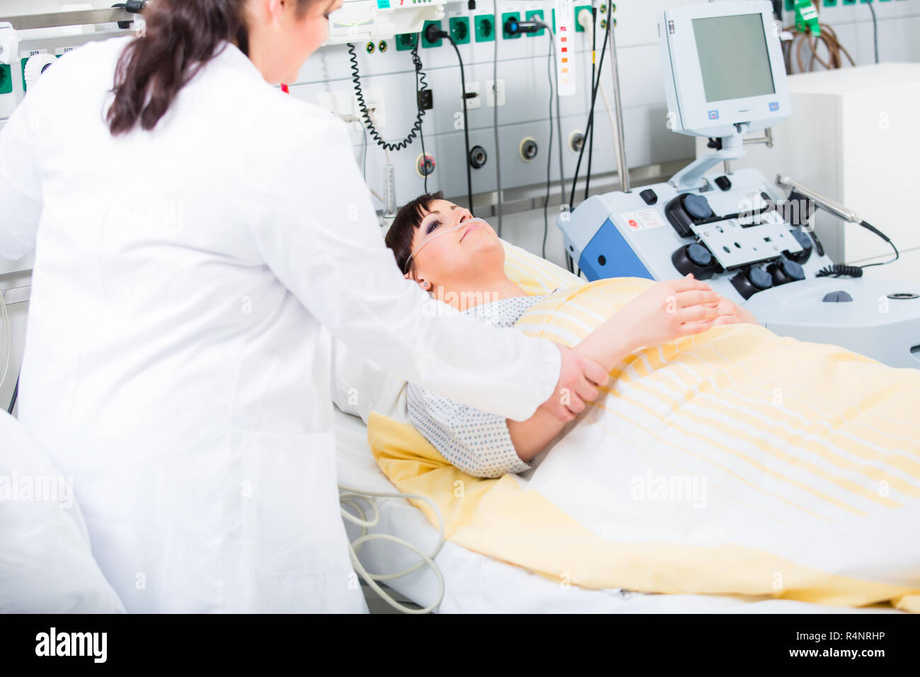 Arzt der Intensivstation des Krankenhauses im Gespräch mit Patienten Stockfoto