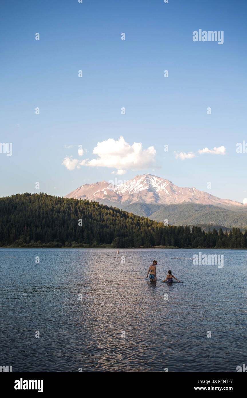 Fernsicht auf Paar schwimmen in LakeÂ Siskiyou mit Berg im Hintergrund, Kalifornien, USA Stockfoto
