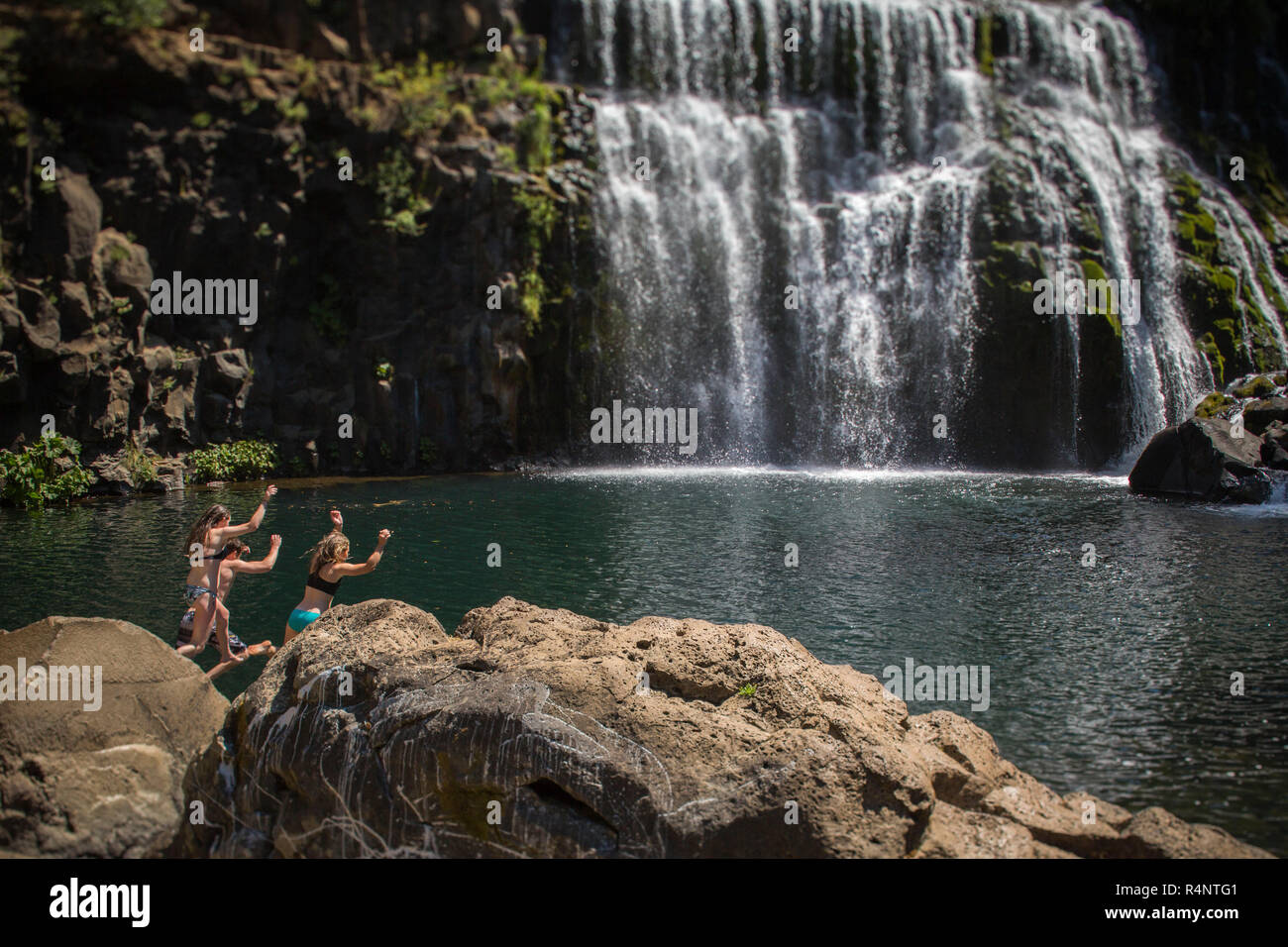 Personen, die springen in River in der Nähe von Wasserfall, McCloud River, Kalifornien, USA Stockfoto