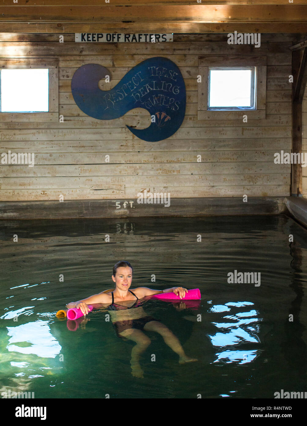 Single Mitte der erwachsenen Frau Schwimmen im Hallenbad Hot Spring in Scheune, Sommer See, Oregon, USA Stockfoto