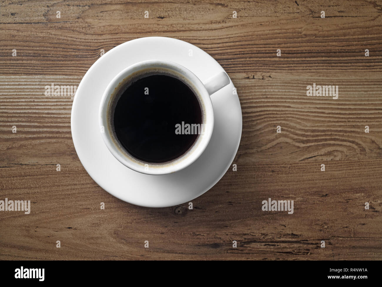 Kaffeetasse auf Holztisch Stockfoto