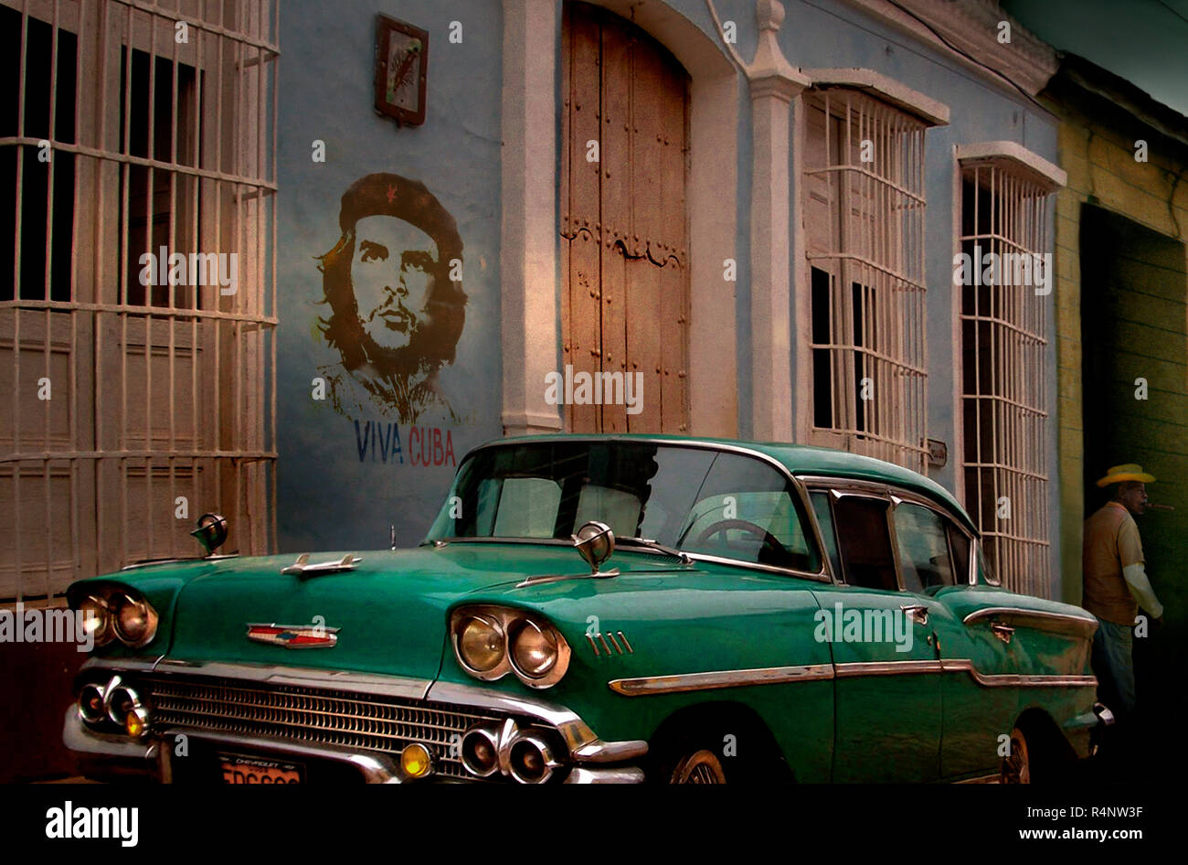 Oldtimer und Graffiti von Che Guevara in der Straße, Trinidad, Â SanctiÂ SpritusÂ Provinz, Kuba Stockfoto