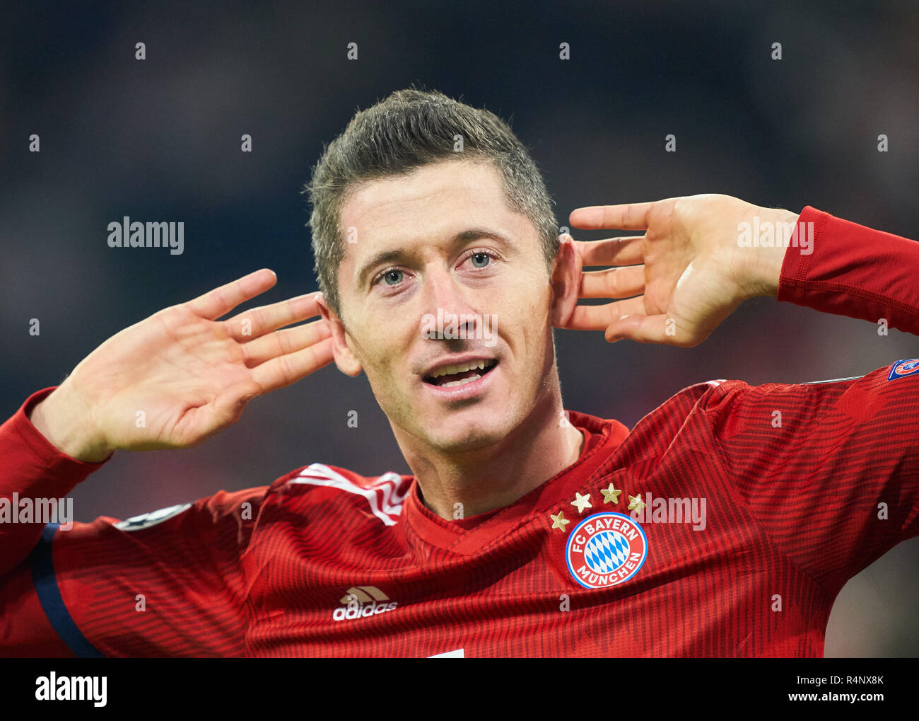 München, Deutschland. 27. November 2018. Robert Lewandowski, FCB 9 schießen Ziel für 4-1, feiert sein Ziel Jubel, Freude, Emotionen, feiern, lachen, Jubeln, Jubeln, reißt die Arme, ballte die Faust, Feiern, Feier, FC BAYERN MÜNCHEN - BENFICA LISSABON UEFA Fußball Champions League, München, 27. November 2018, Saison 2018/2019, Gruppenphase, Gruppe E, FCB, Lissabon, Credit: Peter Schatz/Alamy leben Nachrichten Stockfoto