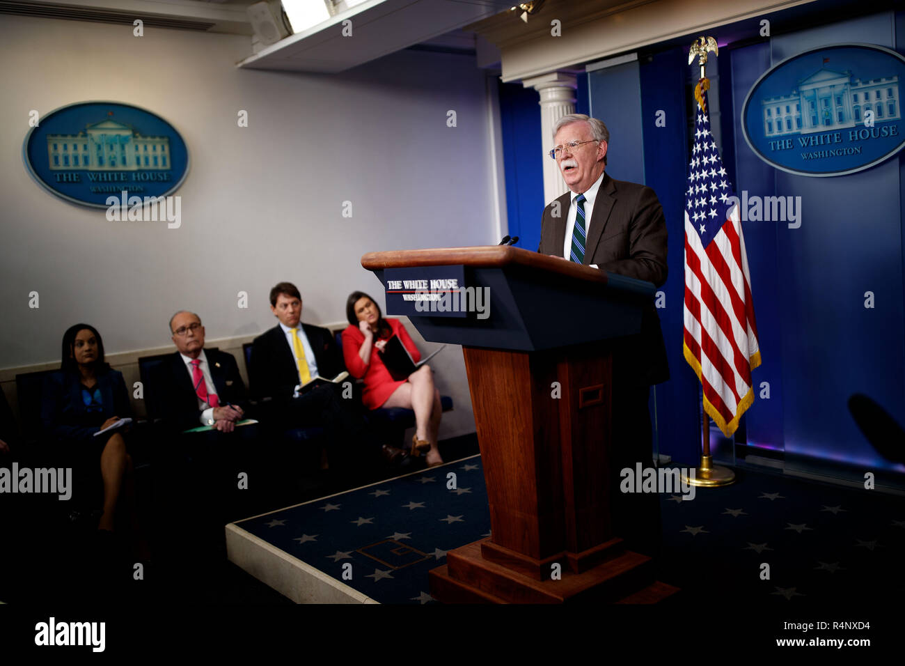 Washington, USA. 27 Nov, 2018. U.S. National Security Advisor John Bolton (Vorne) spricht auf einer Pressekonferenz im Weißen Haus in Washington, DC, USA, November 27, 2018. John Bolton sagte am Dienstag, dass die US-Präsident Donald Trump und saudischen Kronprinz Mohammed Bin Salman nicht erwartet einen förmlichen bilateralen Treffen, während die Gruppe der 20 (G 20) Gipfel in Argentinien zu halten. Credit: Ting Shen/Xinhua/Alamy leben Nachrichten Stockfoto