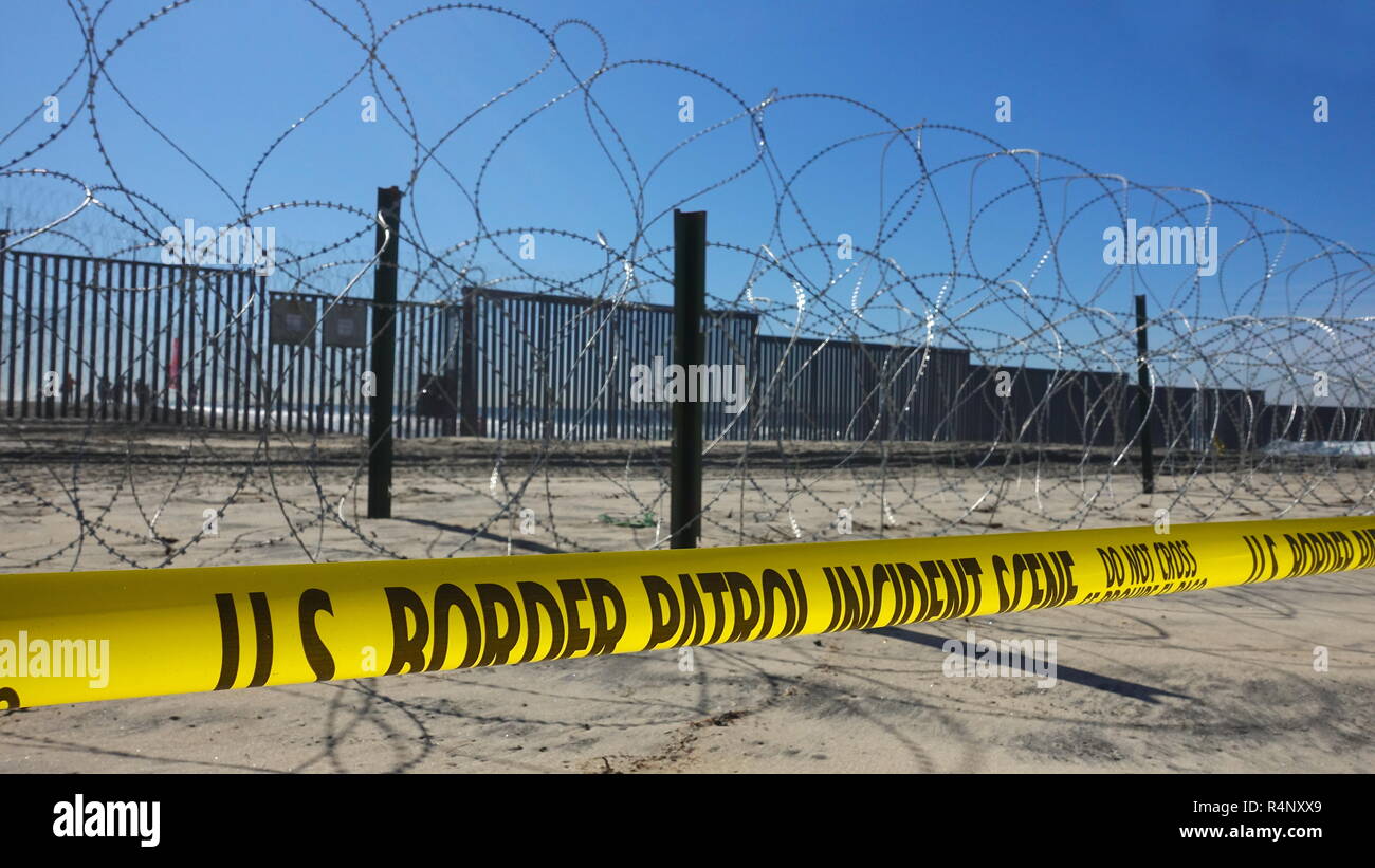 San Diego, Kalifornien, USA. 27. November 2018. Spannungen sind hoch an der US-mexikanischen Grenze und haben zu einer verstärkten Befestigungsanlagen am Zaun entlang der Credit: Simone Hogan/Alamy Leben Nachrichten-LED Stockfoto