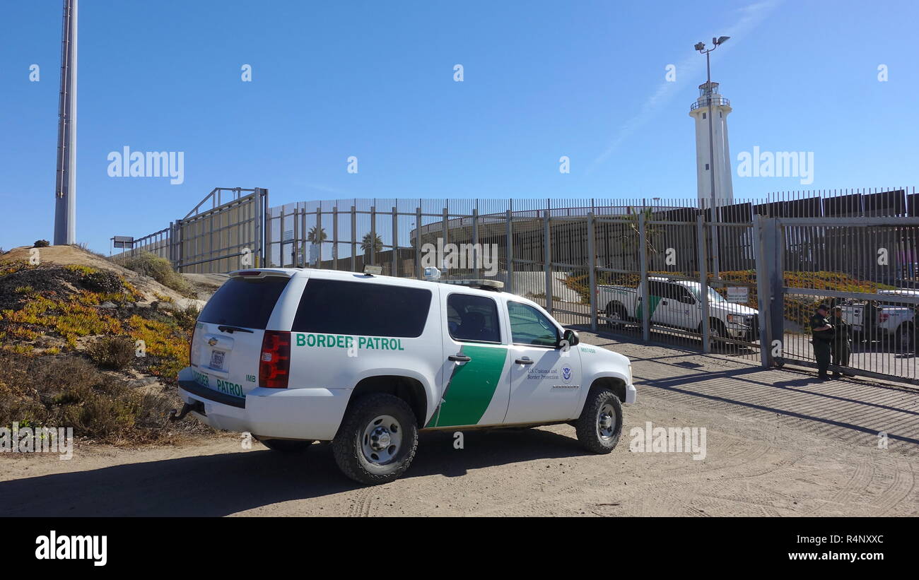 San Diego, Kalifornien, USA. 27. November 2018. Die jüngsten Auseinandersetzungen zwischen Mitgliedern des Zentralamerikanischen Migrantinnen Karawane und US Border Patrol haben zu Spannungen geführt und erhöhte Border Patrol Präsenz entlang der US-mexikanischen Grenze bei San Diego. Quelle: Simone Hogan/Alamy leben Nachrichten Stockfoto