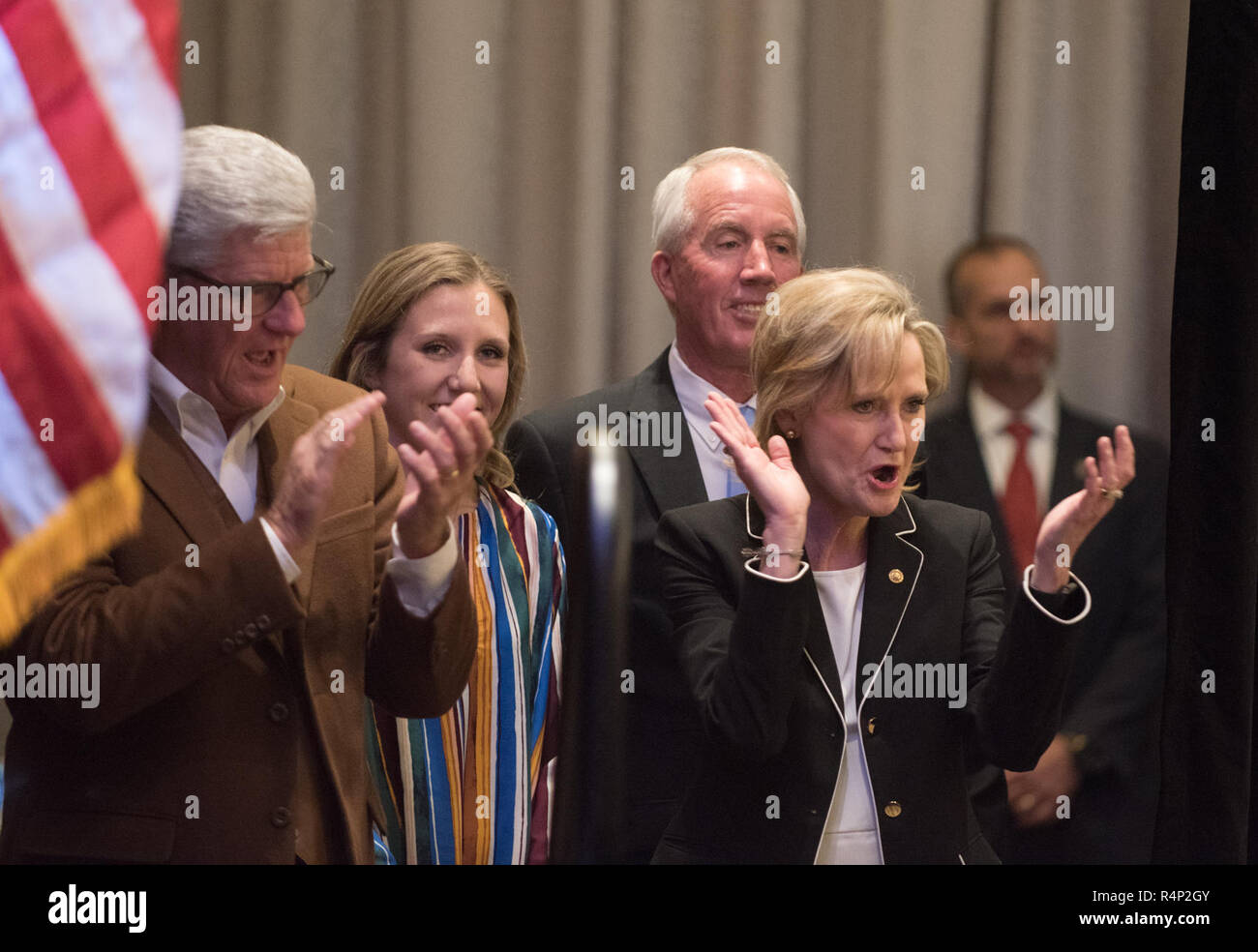 Jackson, Mississippi, USA. 27 Nov, 2018. Stichwahl Nacht Party für Senator Cindy Hyde-Smith in Jackson, Mississippi. Senator Cindy Hyde-Smith feiert ihren Sieg über Mike Espy mit Familie und Unterstützer in Jackson, Mississippi. Zach D Roberts. Jackson, Miss USA. NEUE. 20181127 (Bild: © Zach RobertsZUMA Draht) Credit: ZUMA Press, Inc./Alamy leben Nachrichten Stockfoto