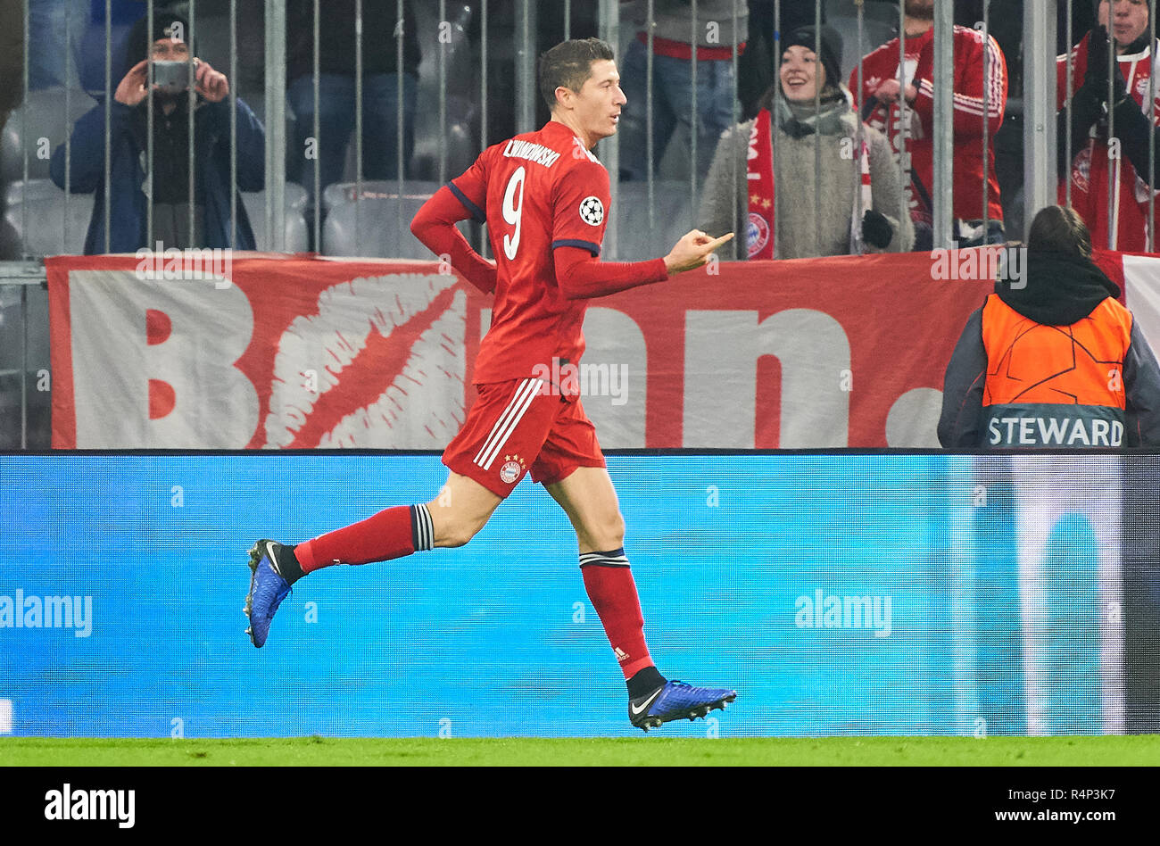 München, Deutschland. 27. November 2018. Robert Lewandowski, FCB 9 sein Ziel 3-0 Jubel, Freude, Emotionen feiert, feiern, lachen, Jubeln, Jubeln, reißt die Arme, ballte die Faust, Feiern, Feier, FC BAYERN MÜNCHEN - BENFICA LISSABON 5-1 UEFA Fußball Champions League, München, 27. November 2018, Saison 2018/2019, Gruppenphase, Gruppe E, FCB, Lissabon, Credit Peter Schatz/Alamy leben Nachrichten Stockfoto