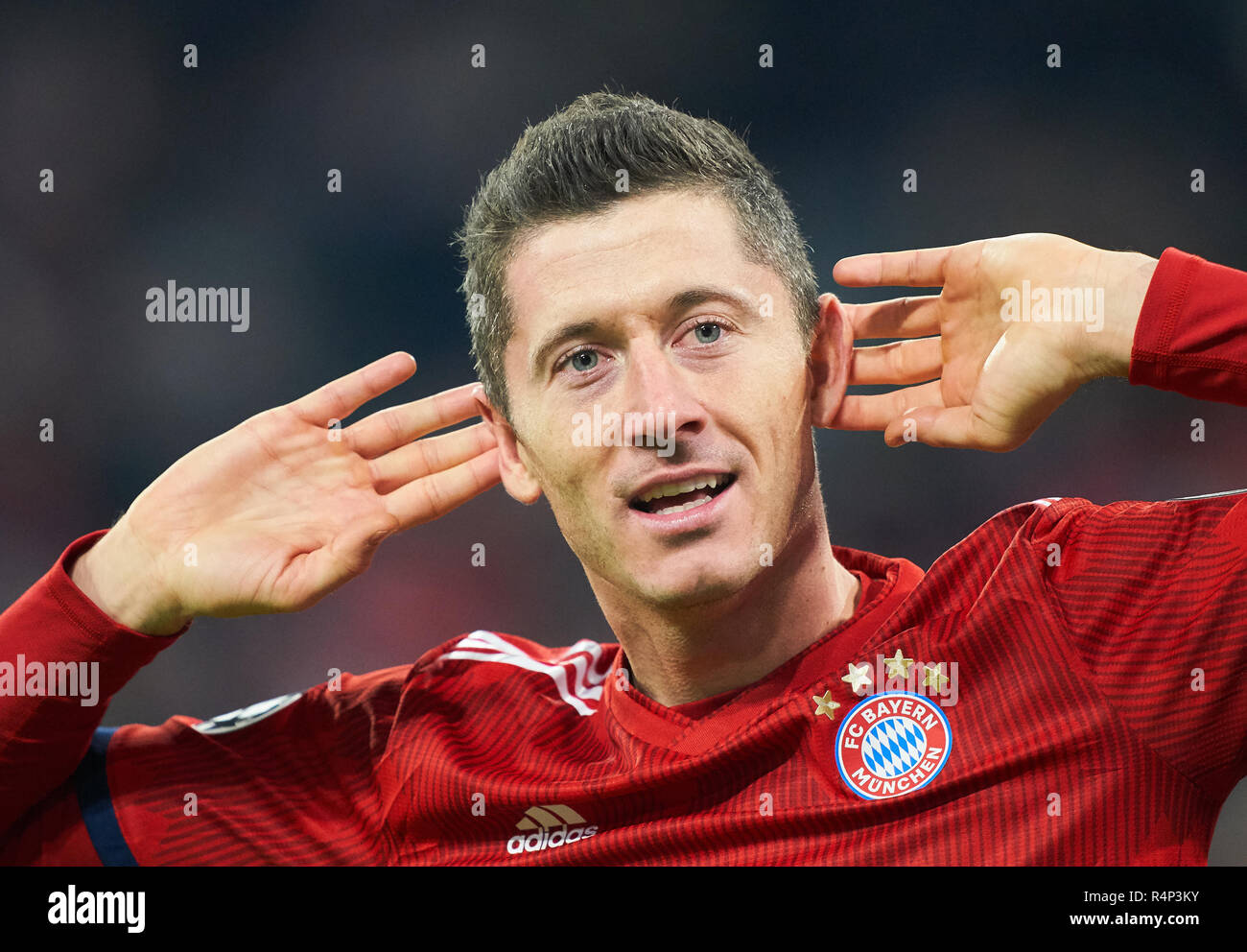 München, Deutschland. 27. November 2018. Robert Lewandowski, FCB 9 sein Ziel 4-1 Jubel, Freude, Emotionen feiert, feiern, lachen, Jubeln, Jubeln, reißt die Arme, ballte die Faust, Feiern, Feier, FC BAYERN MÜNCHEN - BENFICA LISSABON 5-1 UEFA Fußball Champions League, München, 27. November 2018, Saison 2018/2019, Gruppenphase, Gruppe E, FCB, Lissabon, Credit Peter Schatz/Alamy leben Nachrichten Stockfoto