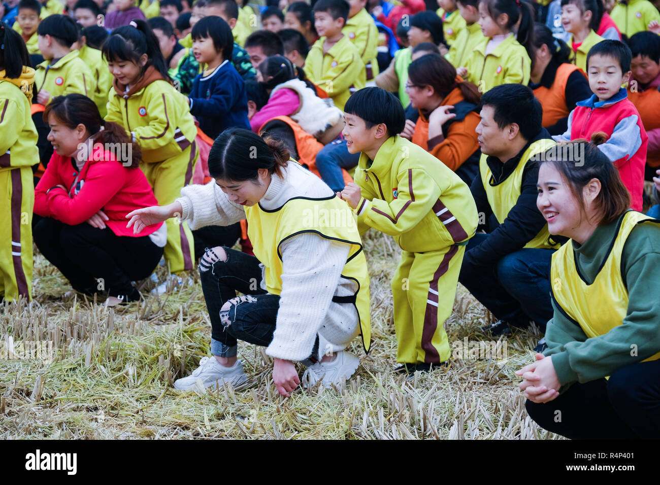 Changxing, der chinesischen Provinz Zhejiang. 28 Nov, 2018. Eltern und Kinder in einem Reisfeld Freizeitgestaltung in Changxing, im Osten der chinesischen Provinz Zhejiang, Nov. 28, 2018. Die Veranstaltung wurde durch einen lokalen Kindergarten am Mittwoch das Bewusstsein für Fitness zu erhöhen und Eltern-Kind-Interaktion fördern Kinder organisiert. Credit: Xu Yu/Xinhua/Alamy leben Nachrichten Stockfoto