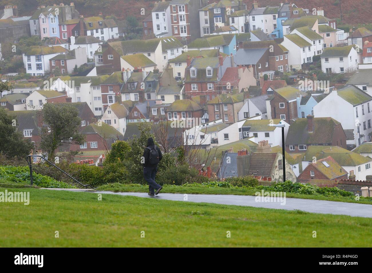 Hastings, East Sussex, UK. 28 Nov, 2018. UK Wetter: Sturm Diana Hits die Stadt mit mit nur wenigen Menschen trotzen die windigen und regnerischen Wetter. Windböen werden voraussichtlich auf 50 mph und anhaltender Regen überschreiten, ist für die nächsten Tage prognostiziert. © Paul Lawrenson 2018, Foto: Paul Lawrenson/Alamy leben Nachrichten Stockfoto