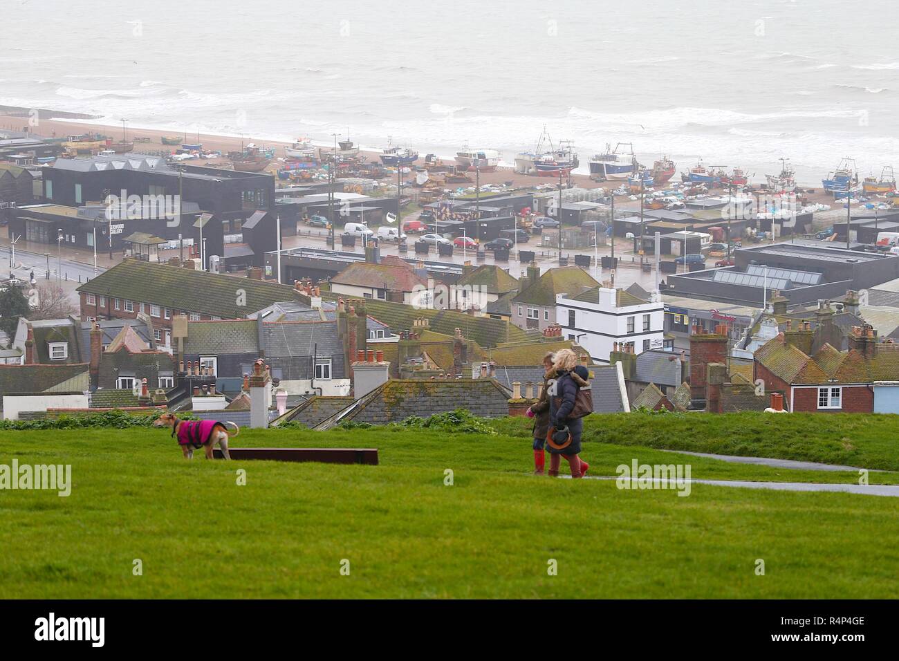Hastings, East Sussex, UK. 28 Nov, 2018. UK Wetter: Sturm Diana Hits die Stadt mit mit nur wenigen Menschen trotzen die windigen und regnerischen Wetter. Windböen werden voraussichtlich auf 50 mph und anhaltender Regen überschreiten, ist für die nächsten Tage prognostiziert. © Paul Lawrenson 2018, Foto: Paul Lawrenson/Alamy leben Nachrichten Stockfoto