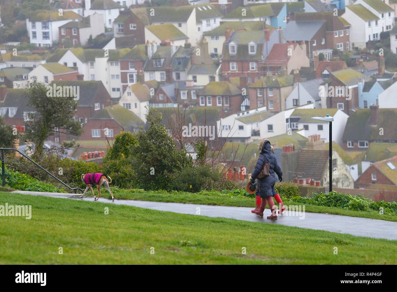 Hastings, East Sussex, UK. 28 Nov, 2018. UK Wetter: Sturm Diana Hits die Stadt mit mit nur wenigen Menschen trotzen die windigen und regnerischen Wetter. Windböen werden voraussichtlich auf 50 mph und anhaltender Regen überschreiten, ist für die nächsten Tage prognostiziert. © Paul Lawrenson 2018, Foto: Paul Lawrenson/Alamy leben Nachrichten Stockfoto