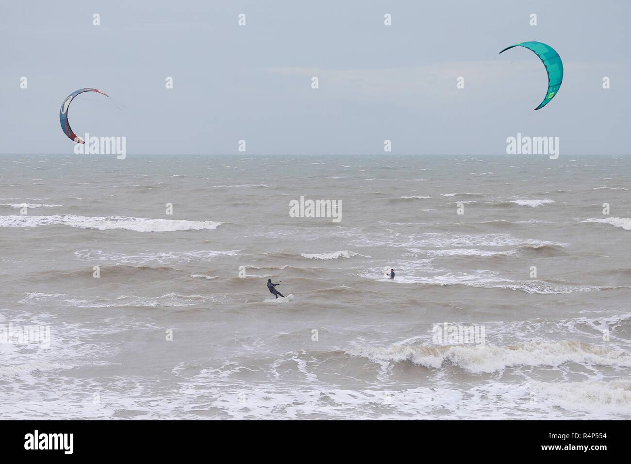 Hastings, East Sussex, UK. 28 Nov, 2018. UK Wetter: Sturm Diana Hits die Stadt mit mit nur wenigen Menschen trotzen die windigen und regnerischen Wetter. Windböen werden voraussichtlich auf 50 mph und anhaltender Regen überschreiten, ist für die nächsten Tage prognostiziert. Kite Surfer trotzen dem windigen Bedingungen. © Paul Lawrenson 2018, Foto: Paul Lawrenson/Alamy leben Nachrichten Stockfoto