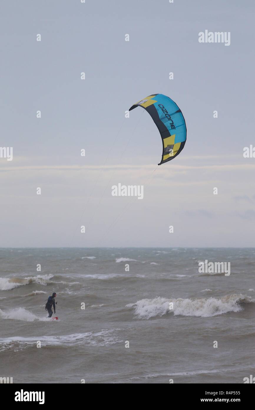 Hastings, East Sussex, UK. 28 Nov, 2018. UK Wetter: Sturm Diana Hits die Stadt mit mit nur wenigen Menschen trotzen die windigen und regnerischen Wetter. Windböen werden voraussichtlich auf 50 mph und anhaltender Regen überschreiten, ist für die nächsten Tage prognostiziert. Kite Surfer trotzen dem windigen Bedingungen. © Paul Lawrenson 2018, Foto: Paul Lawrenson/Alamy leben Nachrichten Stockfoto